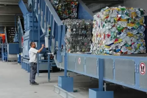 Straßburger Vorzeigeunternehmen: Soprema im südlichen Rheinhafen – Plastikrecycling bei dem aus Milch-PET-Flaschen einen Basis-K