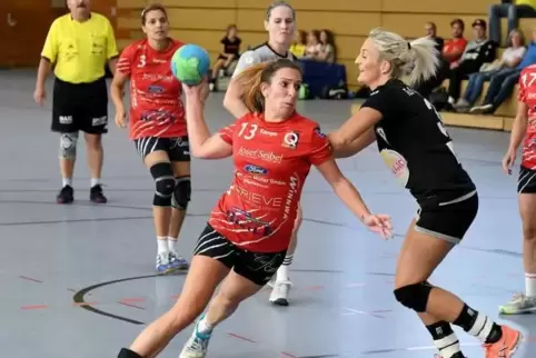 Die FSG – hier Laura Schwarz (beim Wurf) – trägt ihre Heimspiele vorerst nur in der TSR-Halle aus.  Foto: Buchholz