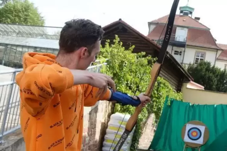 Auch im Bogenschie&szlig;en konnten sich die jungen Leute ausprobieren.  Foto: Linzmeier-Mehn