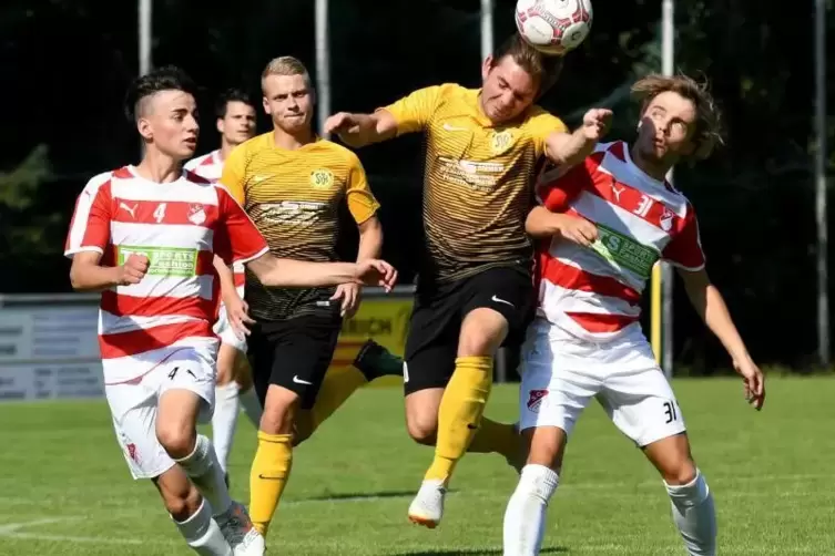 Vergangene Saison war Eppenbrunn (in Rot-Weiß) gegen Hermersberg noch ein Bezirksligaduell – hier eine Szene mit von links Luca-