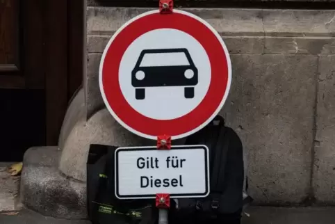 Verbote sind für einige erst mal ein Ärgernis, beispielsweise für Dieselfahrer. Viele andere hingegen atmen auf. Und die Wirtsch