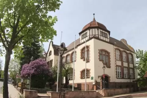 Das 1903/04 erbaute Kirchheimer Schulgebäude ist seit 1988 denkmalgeschützt und wurde zuletzt 1989 generalüberholt. Es gehört de