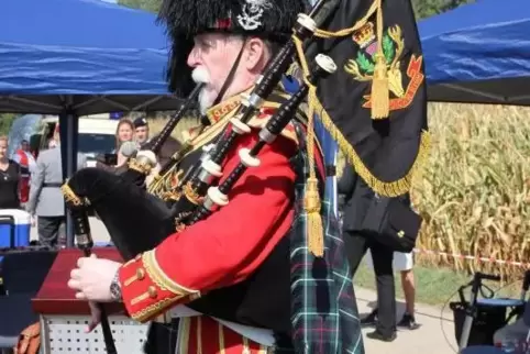 Im Schottenrock: Pipe Major MacKenzie in Waldsee.  Foto: krx