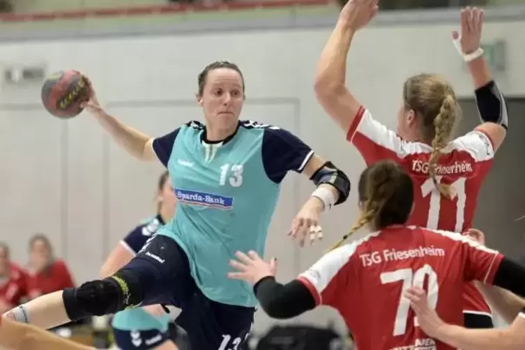 Ist nicht einfach zu ersetzen: Die derzeit am Ellenbogen verletzte Leistungstr&auml;gerin Julia Barth (am Ball).  Archivfoto: KUNZ