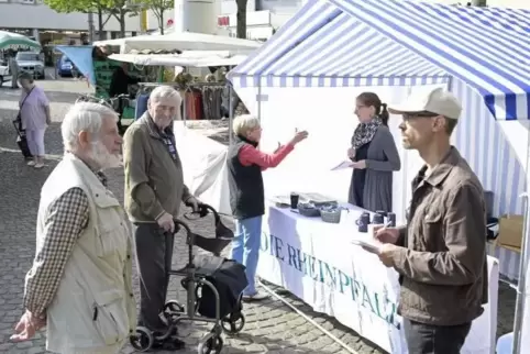 Viele Menschen, ganz unterschiedliche Anliegen. Christian Berger und Rebekka Sambale (von rechts) sind ganz Ohr. Foto: KUNZ