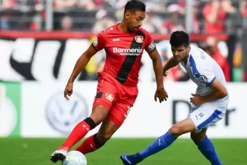 DFB-Pokal, erste Runde im August 2016: Leverkusens Karim Bellarabi (links) und Andelo Srzentic kämpfen um den Ball. Seit 2017 sp