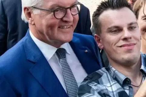Dieser Besucher des Bürgerfestes in Bellevue hat’s geschafft: ein Selfie mit Bundespräsident Frank-Walter Steinmeier.  Foto: dpa