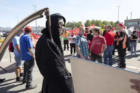 Der Sensenmann als Sinnbild für die Schließung : Das Foto ist am Dienstag bei einer Solidaritätskundgebung für GKN entstanden. F