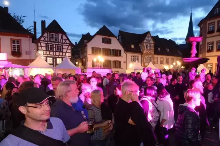 Die Neustadter strömten in Scharen auf den Marktplatz. Foto: Linzmeier-Mehn