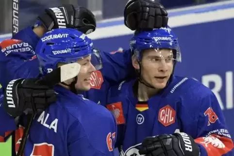 Adler-Jubel nach dem 2:0 durch Bill Smith (rechts), links freut sich Tommi Huhtala. Foto: KUNZ