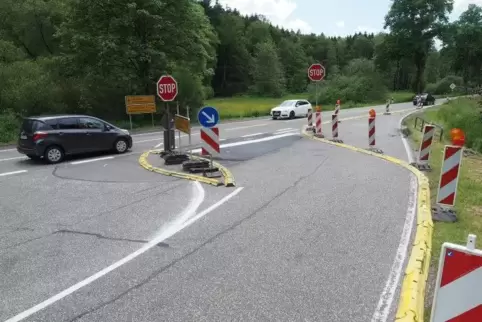 Die Autos von Großbundenbach her sollen in rechtem Winkel auf die Straße im Tal fahren und vorher anhalten. Foto: Moschel