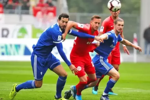 Sorgte für Schwung: Dennis Chessa (rechts) in seinem ersten Regionalligaspiel für Pirmasens. Links sein FKP-Teamkollege David Be