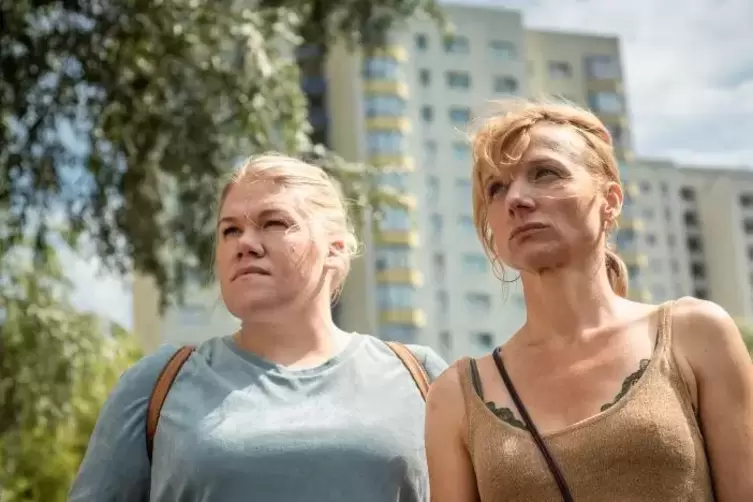 Ungleiche Schwestern: Gisa Flake (links) und Christina Große im Siegerfilm „Sag du es mir“.  Foto: Wood Water Films 