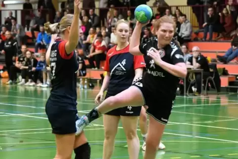 Trifft zum Endstand: Jana Bäuerle (am Ball). ArchivFoto: Lenz