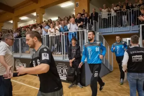 Kommen mit viel Feuer aus der Kabine und werden euphorisch begrüßt: die Drittligahandballer des TuS Dansenberg.  Foto: VIEW