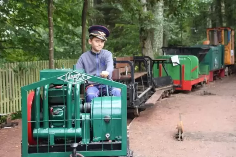 Der zehnjährige Finn aus Ludwigshafen ist schon Mitglied im Verein Stumpfwaldbahn und sitzt auf dem Ströver Schienen Kuli aus de