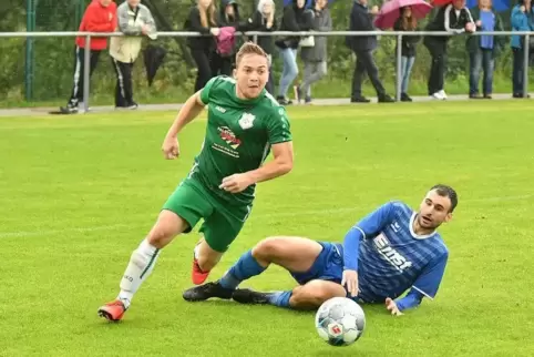 Rimschweilers Heiko Ficht lässt Wattweilers Jannik Brünisholz hinter sich. Seine Flanke führt zum Ausgleich. Foto: Moschel