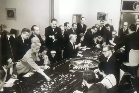 In Abendgarderobe: Spielbankbetrieb im Jahr 1949. Foto: Spielbank BAd Neuenahr