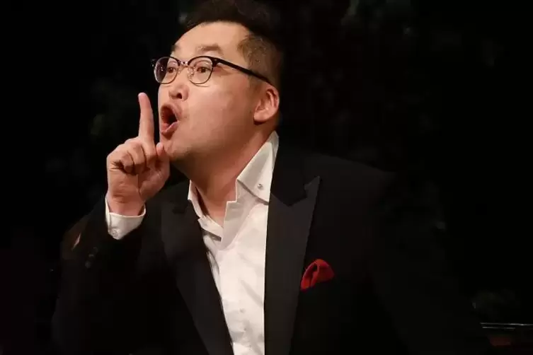Der Bass Seungwon Choi aus S&uuml;dkorea avancierte mit der &bdquo;Arie des Basilio&ldquo; aus Rossinis &bdquo;Barbier von Sevilla&ldquo; zum Liebling des Pu