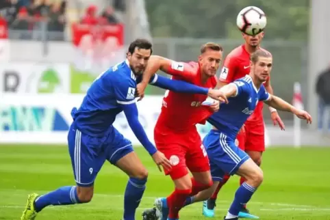 Sorgte vor 5000 Zuschauern für Schwung: Dennis Chessa (rechts) in seinem ersten Regionalligaspiel für Pirmasens. Links sein FKP-