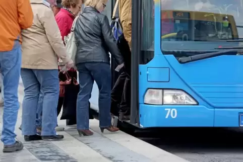 Buslinien werden derzeit neu vergeben. Symbolfoto: dpa