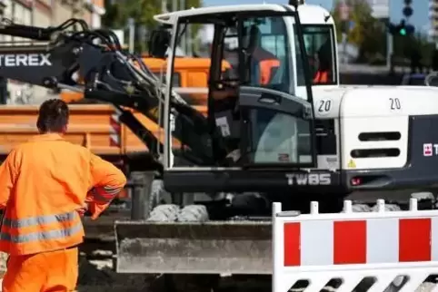 Straßenbau: DIe Kosten sind nicht immer genau abzuschätzen. Wer zahlt die Mehrkosten? Foto: dpa