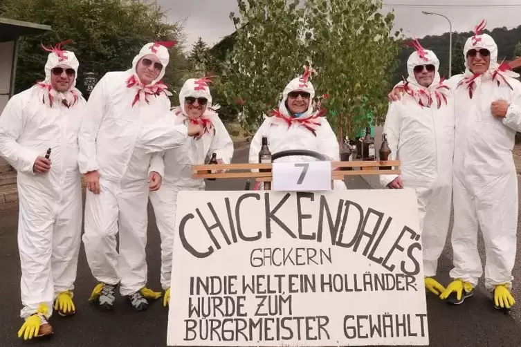 Der neue Bürgermeister war unter anderem auch Thema der „Chickendales“ beim Umzug.  Foto: Linzmeier-Mehn