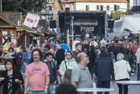 Am Freitagabend war bei schönem Wetter viel los auf dem Landstuhler Stadtfest. Doch am Samstag kam der Regen.  Foto: VIEW