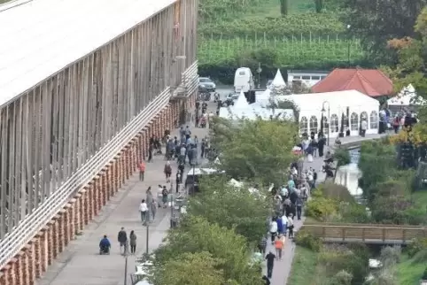 Schlendern und Entspannen in familiärer Atmosphäre: Das Salinenfest lockt viele Besucher an. Foto: Franck