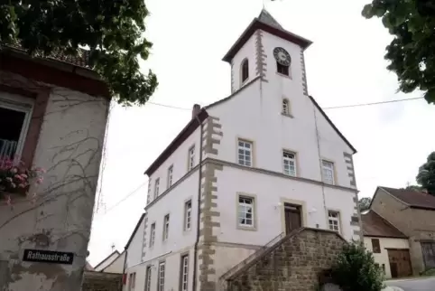 Dient heute als Bürgerhaus: das ehemalige Schulgebäude in Lohnweiler.  Foto: Sayer