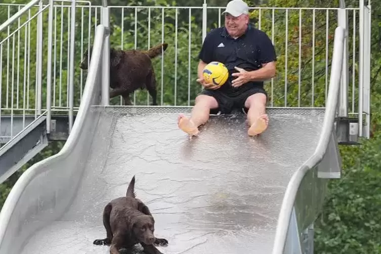 Hatten am und später im Wasser des Freibads richtig Spaß: Oliver Frisch aus Kusel mit seinem dreijährigen Labrador Balu.  Foto: 