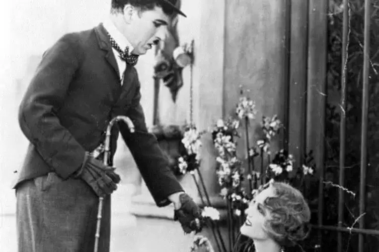 Der Tramp Charlie Chaplin und sein Blumenmädchen im Film „Lichter der Großstadt“ von 1931.  Foto: Imago Images/ Hollywood Photo 
