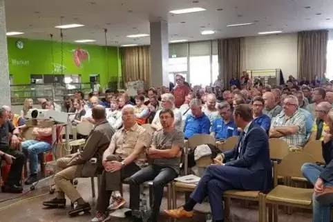 Bei der außerordentlichen Mitarbeiterversammlung ging es sehr emotional zu.  Foto: Frei