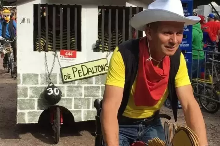Lucky Luke und seine Gefangenen, die Pedaltons, im Ziel. Foto: Dean