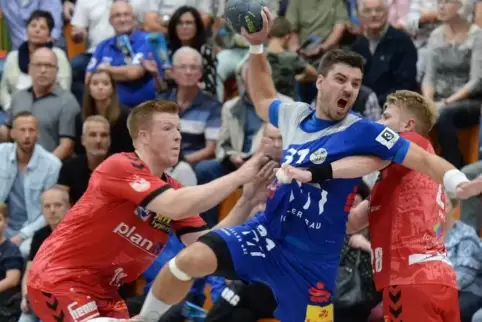 Der Haßlocher Dennis Götz (Mitte) wird hier unsanft von Felix Kerst (links) und Yannick Engelmann gebremst. Den anschließenden S