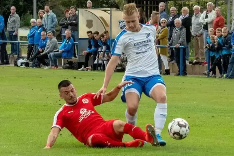 Philipp Schrimb trennt Zeiskams Mittelfeldspieler Jannis Fetzner sauber vom Ball.  Foto: van