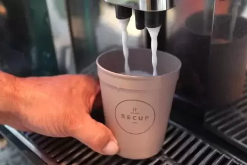 Seit vergangenem Jahr gibt es das Pfandbecher-System an der Uni Landau.  Foto: van