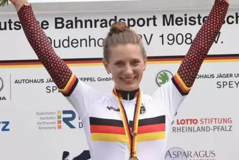 Miriam Welte, hier auf dem Siegertreppchen bei den Deutschen Bahnradmeisterschaften 2018, rettete zusammen mit ihrem Lebensgefäh