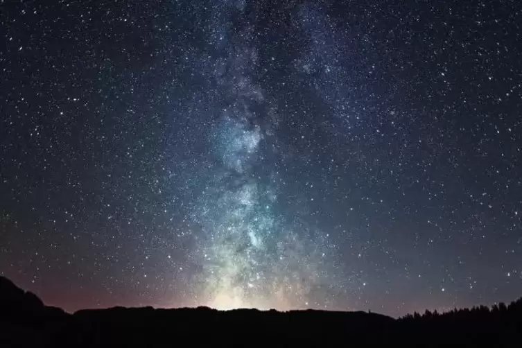 Mit 3000, in sehr klaren Nächten sogar bis zu 6000 sichtbaren Sternen punktet der Sternenpark Winklmoosalm bei Reit im Winkl als