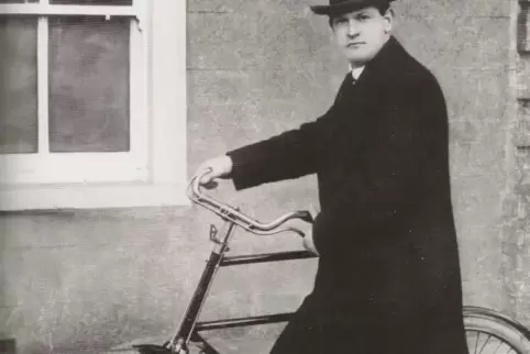 Er war immer in zivil unterwegs und unverkleidet: Michael Collins.  Fotos: imago-images/design pics; Archiv