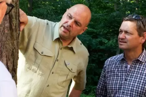 Problemfall Wald. CDU-Landeschef Christian Baldauf (rechts) hat sich im August in Budenheim bei Mainz von Forstwirtschaftsmeiste