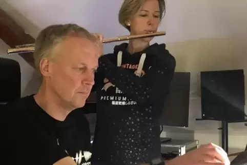 Bei der Arbeit im Studio: Pia Darmstaedter und Philipp Jaehne, die Formation Coarbegh. Foto: QuiXote-Musik