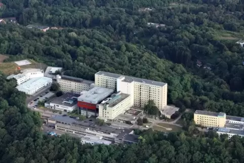 Eine Chefärztin am Klinikum Saarbrücken (Foto) brachte den Fall ins Rollen: Ein Pathologe soll Fehldiagnosen bei Krebsverdacht a