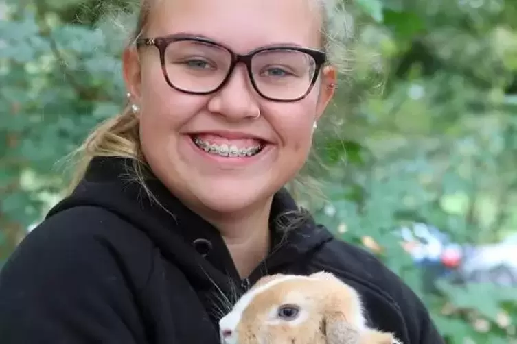 Trainerin und tierischer Sportler: Giana Gruber und das Kaninchen Bukatini.  Foto: Lenz