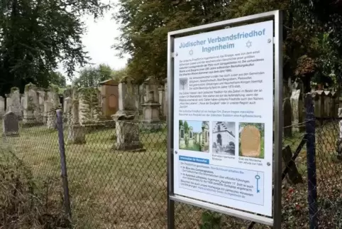 Die neue Infotafel steht am Haupteingang des jüdischen Friedhofs in Ingenheim. Foto: van