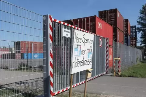 Protestschild vor dem verschlossenen Tor zur Hafenstraße. Foto: van