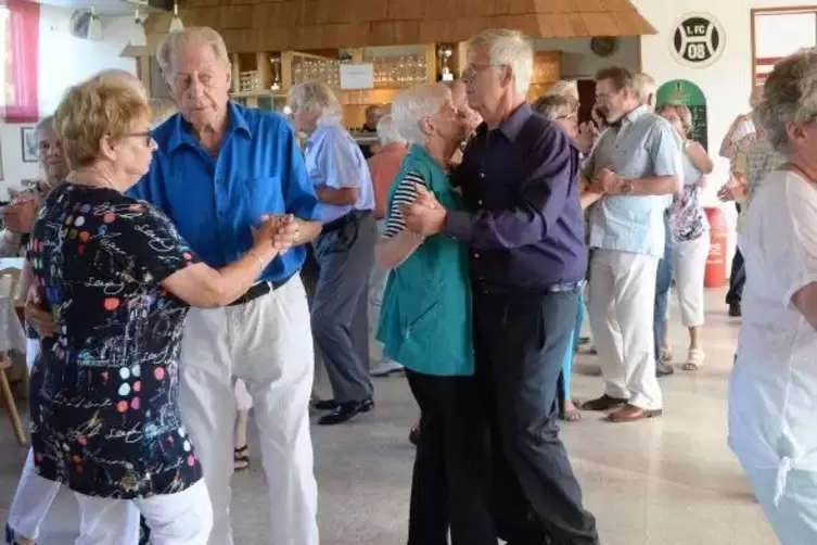 40 bis 50 Senioren schwingen jede Woche das Tanzbein.   Foto: Linzmeier-Mehn