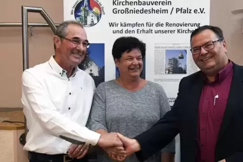 Ein Handschlag für die Zusammenarbeit: (von links) Günter Bewersdorff, Sabine Tarasinski und Michael Walther. Foto: BOLTE