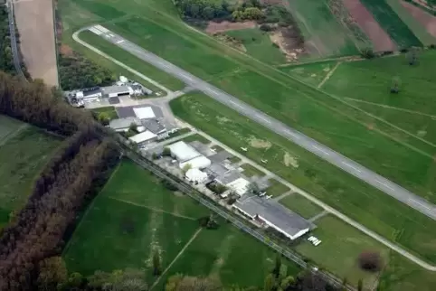 Die Bundesstraße musste an der Anschlussstelle zum Wormser Flugplatz gesperrt werden.  Archivfoto: Klaus Bolte