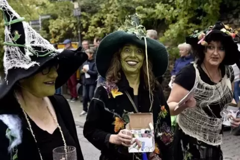 Die Dirmsteiner Hexen warben für ihre Halloween-Party. Foto: BOLTE